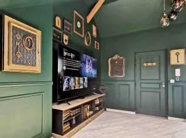 LES CLES DES REMPARTS - Appartement privé à thème tout équipé - Atypique - Centre Saint-Lô - Gare - Haras - Parking public gratuit - Entrée autonome - Wifi - Netflix - TV XXL - Lit 160x200