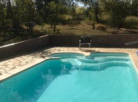 Casinha de campo na mata preservada, hotel en Brasilia