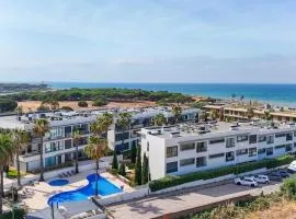 Beach 1Min! & Pool - Private Parking, AC & WiFi