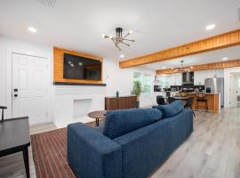 Chic 3BR Bungalow with Screened Porch & Patios, hotel in Atlanta