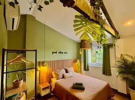 Explorer Bar - Tropical Room