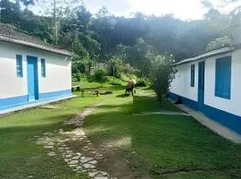 Vila de Casas de Campo Rústica e Aconchegante na Mata Atlântica