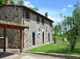 Viesnīca Spacious Villa in Sermugnano with Swimming Pool pilsētā Castiglione in Teverina