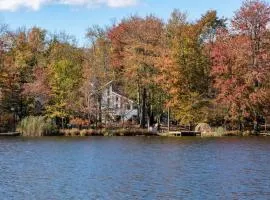 Cozy Lakefront Poconos Cabin Hot Tub Kayaks