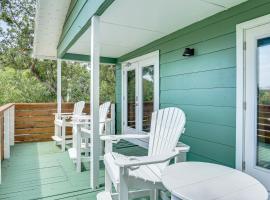 Walk to Ocean Unit with Deck in Fernandina Beach!, hotel a Fernandina Beach