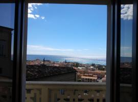 A casa di Anna - vista mare nel centro storico, hotel ad Amantea