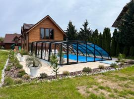 Bursztynek zadaszony i podgrzewany basen - 3 sypialnie 6-8 osób, hotel in Rewal