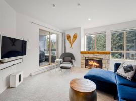 1BR Stylish Condo central Village Location with Private Balcony, ξενοδοχείο σε Γουίσλερ