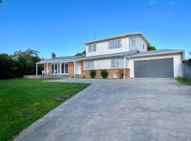 Quiet, private and 5-bedroom holiday house, hotel in Hamilton