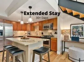Royal Perch - Chic Old Town Loft with King Suite