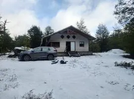 Cabaña en Conguillio nieve con vista al volcan y tinaja