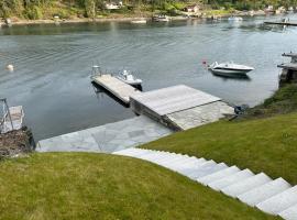 Beachfront apartment with private swimming dock, хотел в Аскер