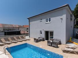 Villa Marijo with a pool, sumarb&uacute;sta&eth;ur &iacute; Novalja