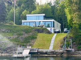 Beachfront apartment with private swimming dock, hotel ad Asker