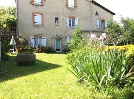 Gîte chaleureux entre festivals, nature et confort avec wifi à Jullianges - FR-1-582-237, hotel v destinaci Jullianges