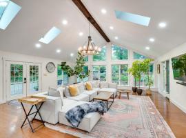 Hot Tub and Theater Room Getaway in Falling Waters, hotel v destinaci Falling Waters