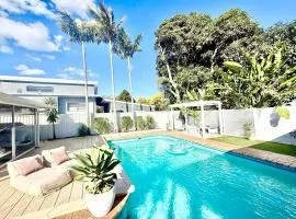Maroochydore Beach Retreat - Pool, BBQ, Relax