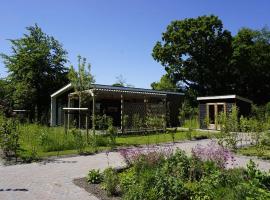 Luxury holiday home surrounded by water and forest, hotel de lujo en Sint Nicolaasga