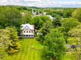 Elizabeth House Creekside Cabins by AvantStay Historic Event Estate with Cabins Pool and Swimming Hole Sleeps 20