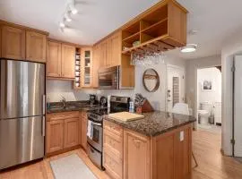 1BR in Powderview, Creekside, Bright and Cozy, Private Ski Storage, Fireplace, Free Parking