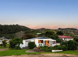 Coastal Comfort Holiday Home 100m to Mahia Beach, hotel v destinaci Mahia