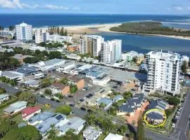 Cosy, Charming, Central Caloundra Getaway