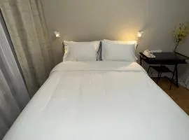 Private Queen Room in Downtown Toronto, Steps to Subway & CN Tower