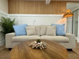 Contemporary Beach Bungalow - King Bed - 5min Walk to Beach