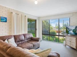 Steps to Sand, Surf & the Bowlo, Hotel in Tathra