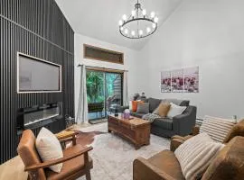 Luxe Mountain- beautiful remodeled condo, pet friendly with community pool