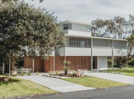 Osprey at Hawks Nest - Coastal Luxury, hotel in Hawks Nest