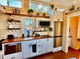 Couple&rsquo;s retreat in Tiny Home w soaking tub/beach, minijaturna kuća u gradu 'Upper Lake'