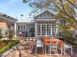 Clinton Charm - Stunning Heritage Home near CBD