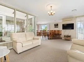 Large Kelso Family Home - Flexible Bedding