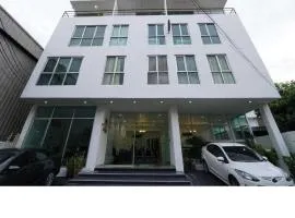 RQ Bangkok Sukhumvit 50 by Collection O
