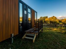 Black Horse Cabin 3 by Tiny Away, ξενοδοχείο σε Waitoki