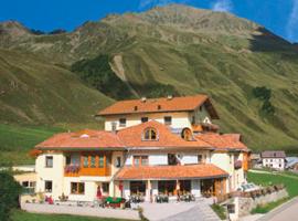 Hotel Alpenjuwel, hotel i Melago