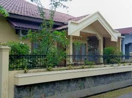 Gestur First House Syariah Hostel