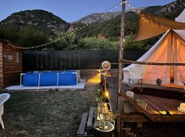 Tranquil Tent Retreat Glamping, luksusleirintäpaikka kohteessa Zaljevo