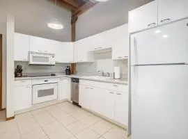 Downtown and Waterfront 2BDR Condo in Grand Haven 110