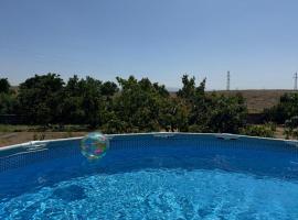 Villa Sandra and Pool near Airport, hotel v destinaci Norakert