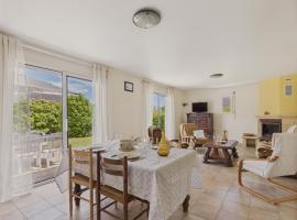Maison de plain-pied pour 4 - jardin et terrasse, hotel in La Forêt-Fouesnant