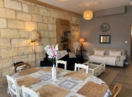 Bel appartement en pierre de 100 m2 avec cour., hotel v destinaci Margaux