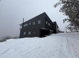 Cooroona Alpine Lodge, hotel in Falls Creek