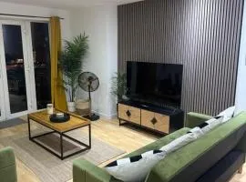 Modern TWO Bedroom Apartment Amazing Views Birmingham City Centre FREE Underground Parking