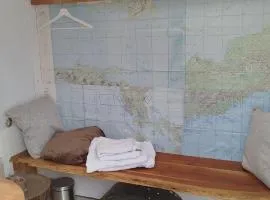 Heller Wohnwagen auf Tierschutz Landhof inmitten der Natur