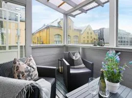 City apartment with 4 bedrooms & private terrace