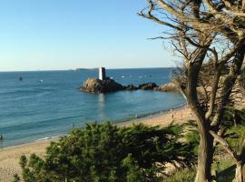 Villa Les Charmettes, hotel in Saint-Lunaire