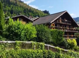 "CHALET LES ARAVIS" chalet et Appartements