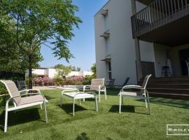 Superbe T3 climatisé avec WIFI à 400m de la plage, hotel v destinaci Vias